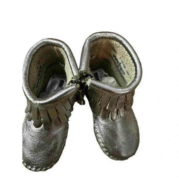 Minnetonka Girls Leather Round Toe Layered Fringe Ankle Boots Silver Size 3‎ - Picture 4 of 7